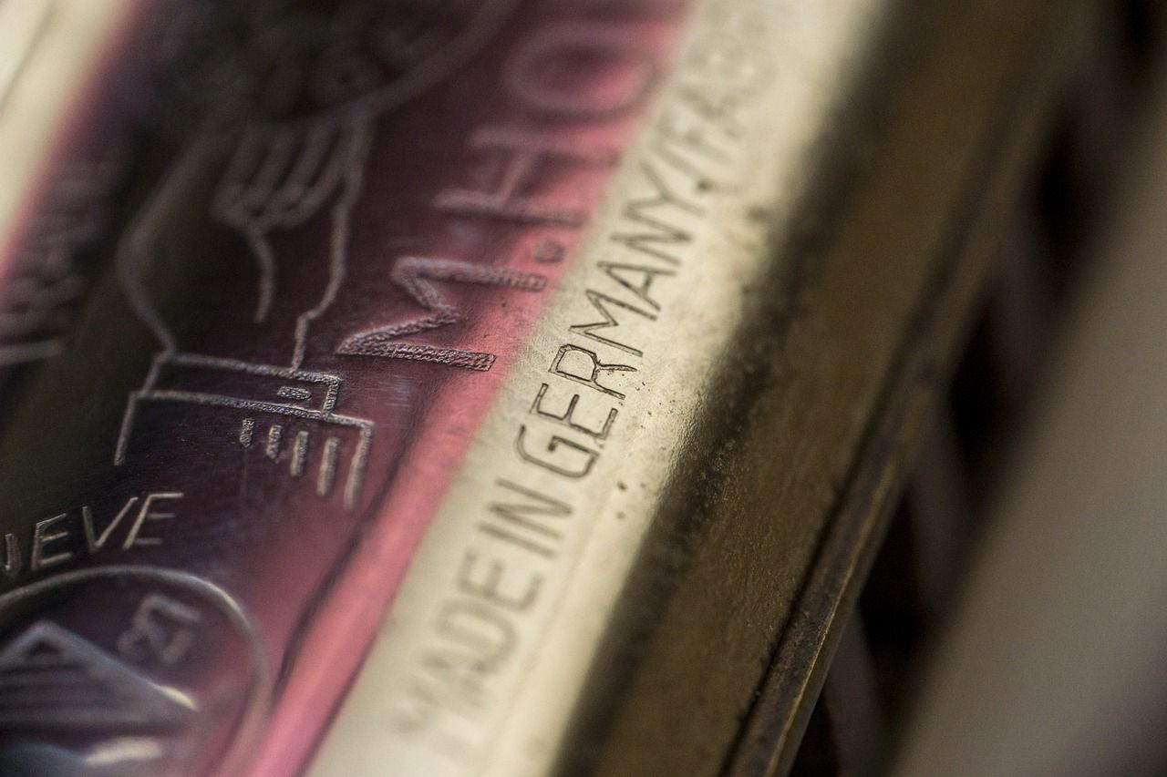 Sztuka grawerowania: od tablic informacyjnych do biżuterii