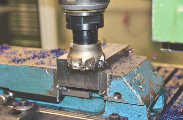 Efektywność i precyzja - atuty maszyn CNC w budownictwie